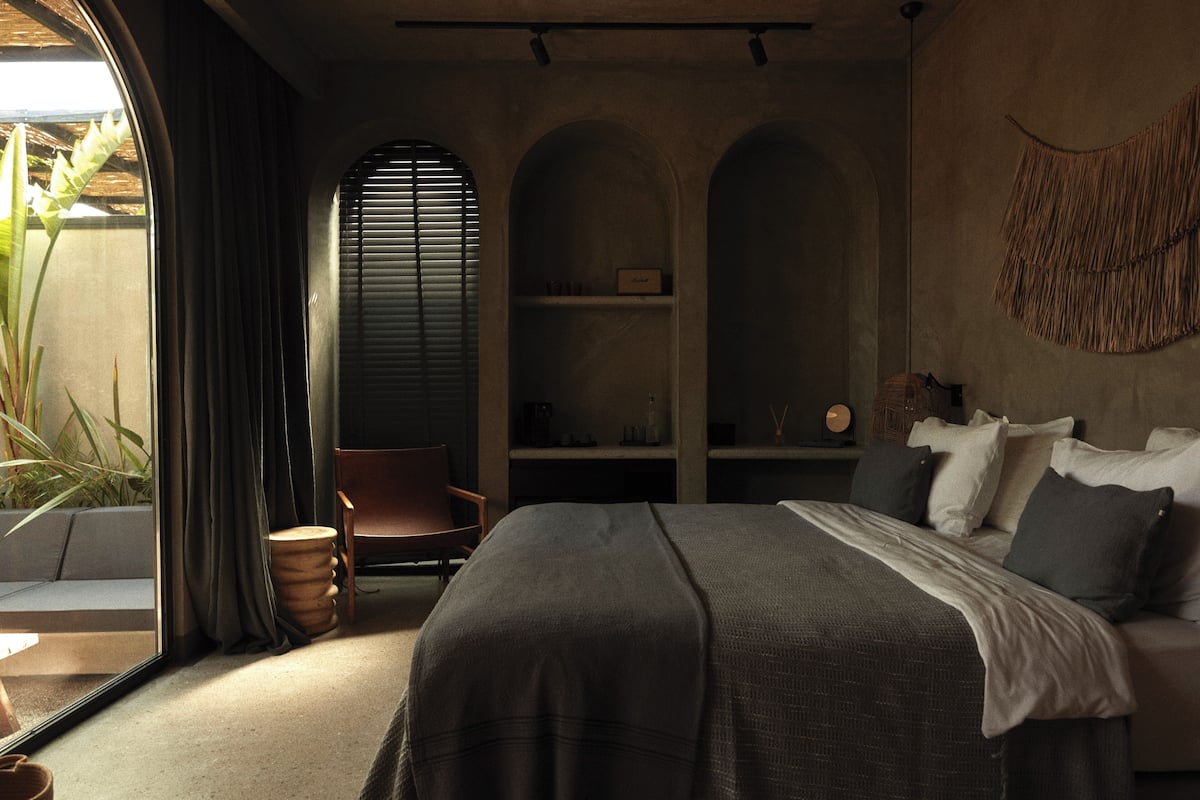 Minibar (free items), in-room safe, blackout drapes