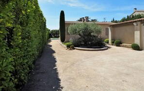 Property grounds - 3 bedroom awesome home in Paradou (Paradou)