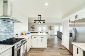 Een koelkast, een microgolfoven, een oven, een kookplaat