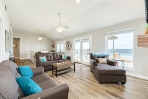 Televisie, een open haard en een kantoor