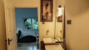 Standard-Baumhaus | Badezimmer | Dusche, Regendusche, Haartrockner, Bademäntel