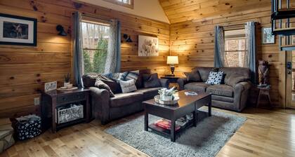 Mountain View Cabin with Private Hot Tub