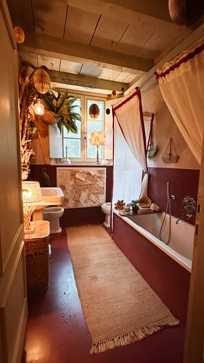 Sèche-cheveux, bidet, serviettes fournies, savon