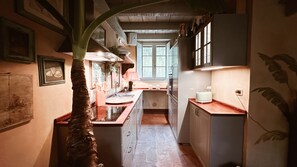 Fridge, microwave, oven, stovetop - 18th century residence with garden and sauna, close to the Navigli District (Milano)