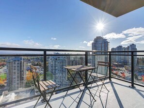 Outdoor dining - Elegant 1BR Apt with GYM near Crystal Mall (Burnaby)
