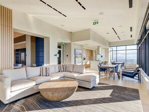 Smart TV - Elegant 1BR Apt with GYM near Crystal Mall (Burnaby)