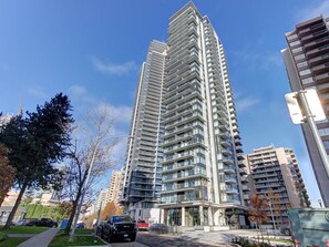 Exterior - Elegant 1BR Apt with GYM near Crystal Mall (Burnaby)