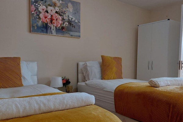 House, Sleeps 3 With Balcony And Parking - Birmingham