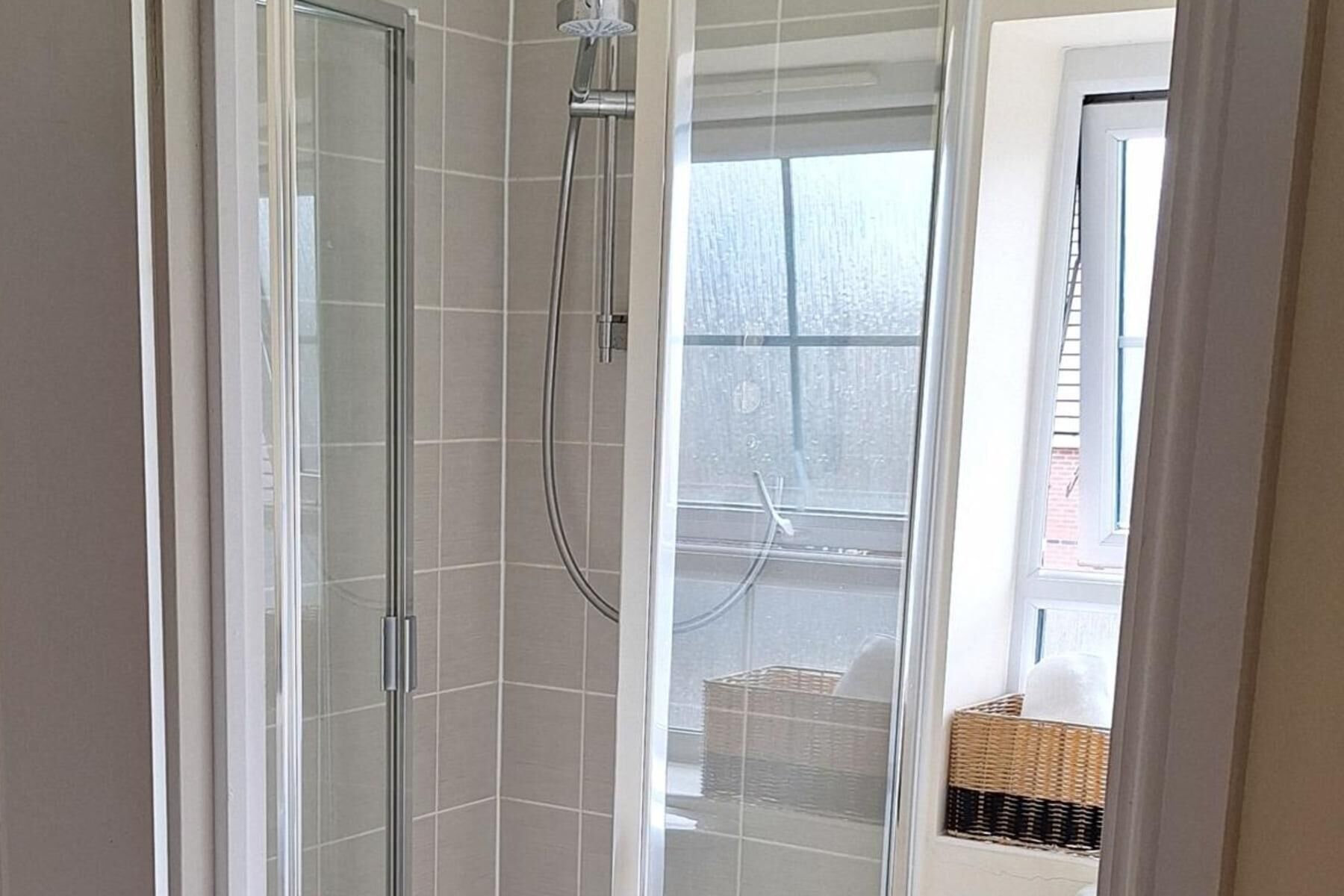 Ensemble baignoire-douche, baignoire profonde, séchoir à cheveux