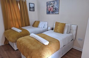 2 bedrooms, iron/ironing board, free WiFi, bed sheets - House, Sleeps 3 With Balcony and Parking (Smethwick)