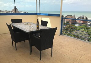 Outdoor dining - Maison - terrasse - vue mer - plage à 400 m (Woignarue)