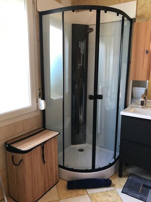 Douche, serviettes fournies, papier toilette