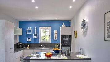 Réfrigérateur, four, lave-vaisselle, cafetiÚre/bouilloire