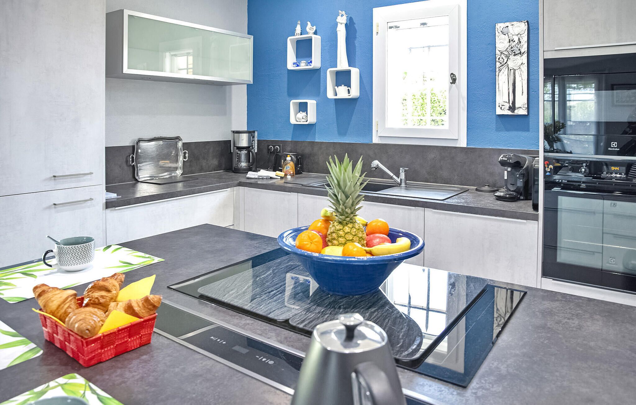 Réfrigérateur, four, lave-vaisselle, cafetière/bouilloire