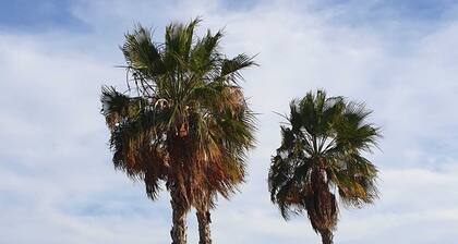 Cozy 2-bedroom apartment with WiFi, AC in Torrevieja 3 minutes walk to the sea