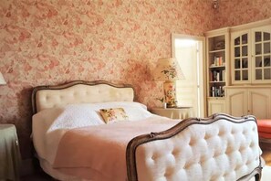 5 bedrooms, desk, iron/ironing board, WiFi