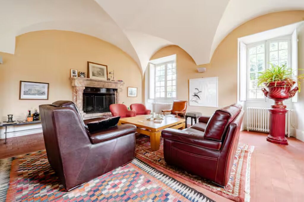 電視、DVD 播放機、書籍、音樂庫