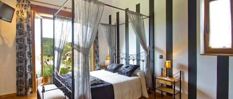 Superior vierpersoonskamer, bubbelbad | Donsdekens, bedden met traagschuimmatrassen, individueel gedecoreerd