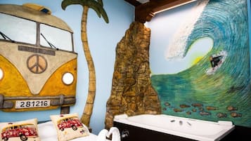 Design tweepersoonskamer, bubbelbad | 1 slaapkamer, donsdekens, bedden met traagschuimmatrassen