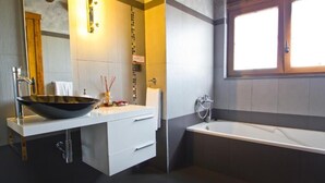 Superior Quadruple Room, Hot Tub | Bilik Mandi | Kelengkapan dandanan diri berjenama, pengering rambut 