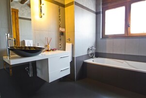 Superior Quadruple Room, Hot Tub | Bathroom | Designer toiletries, hair dryer, heated floors, towels