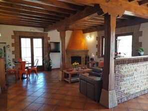 42-inch plasma TV with digital channels, heated floors - posada la fabula (Santillana del Mar)