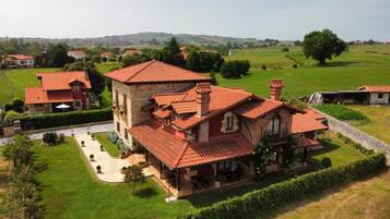 Vista frontal de la propiedad