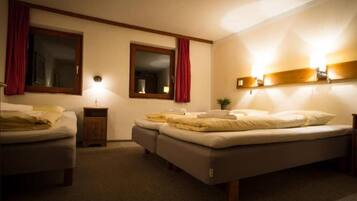 1 dormitorio, cortinas opacas, wifi gratis y ropa de cama