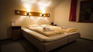 遮光窗帘、免费 WiFi、床单