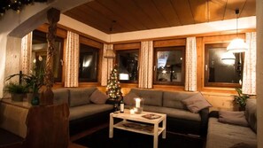 A cozy living room with a wooden ceiling, a Christmas tree, and a sofa. - Budget-Zimmer in Sölden (Soelden)