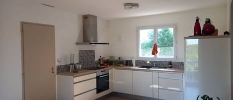 Een koelkast, een magnetron, een oven, een kookplaat