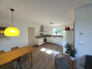 Een koelkast, een microgolfoven, een oven, een kookplaat