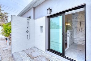 Property grounds - Siesta Key Modern Villa Retreat with Heated Pool & Spa (Sarasota)