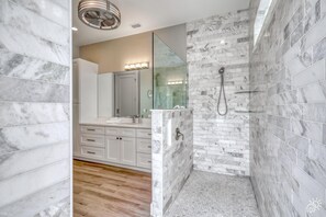 Shower, hair dryer - Siesta Key Modern Villa Retreat with Heated Pool & Spa (Sarasota)
