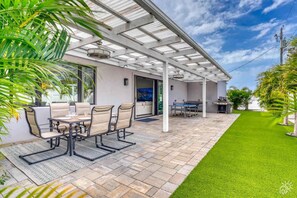 Outdoor dining - Siesta Key Modern Retreat with Heated Pool & Spa (Sarasota)