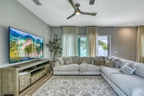 Een televisie, boeken en een kantoor