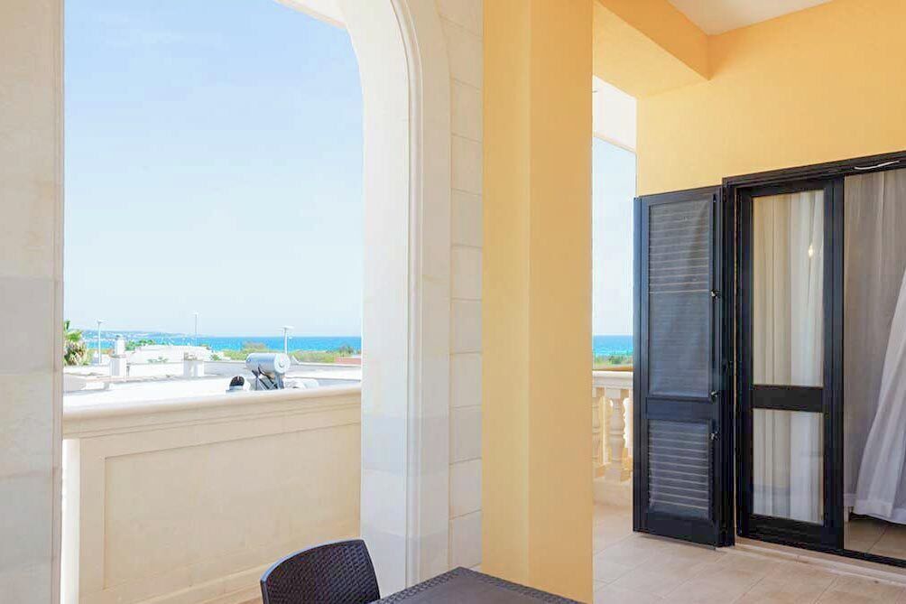 Chambre Triple Standard, vue partielle sur la mer