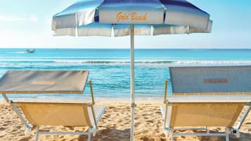 Beach nearby, white sand, 2 beach bars