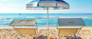 Vlak bij het strand, wit zand, 2 strandbars