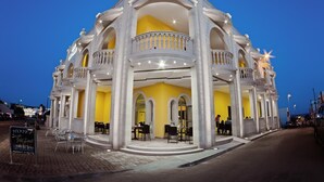 Front of property - Hotel Gold Beach (Salve)