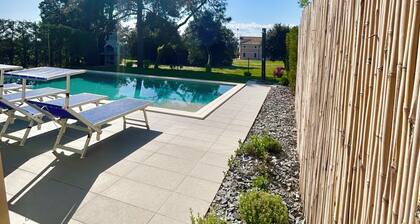 Villa Golden Hour Retreat avec vue sur le lagon et piscine