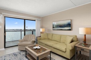 TV - Luxury, upscale 1-bedroom condo with free WiFi and an outdoor pool located right on the bay and just a few blocks from the beach! Linen included. (Ocean City)