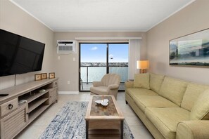 TV - Luxury, upscale 1-bedroom condo with free WiFi and an outdoor pool located right on the bay and just a few blocks from the beach! Linen included. (Ocean City)