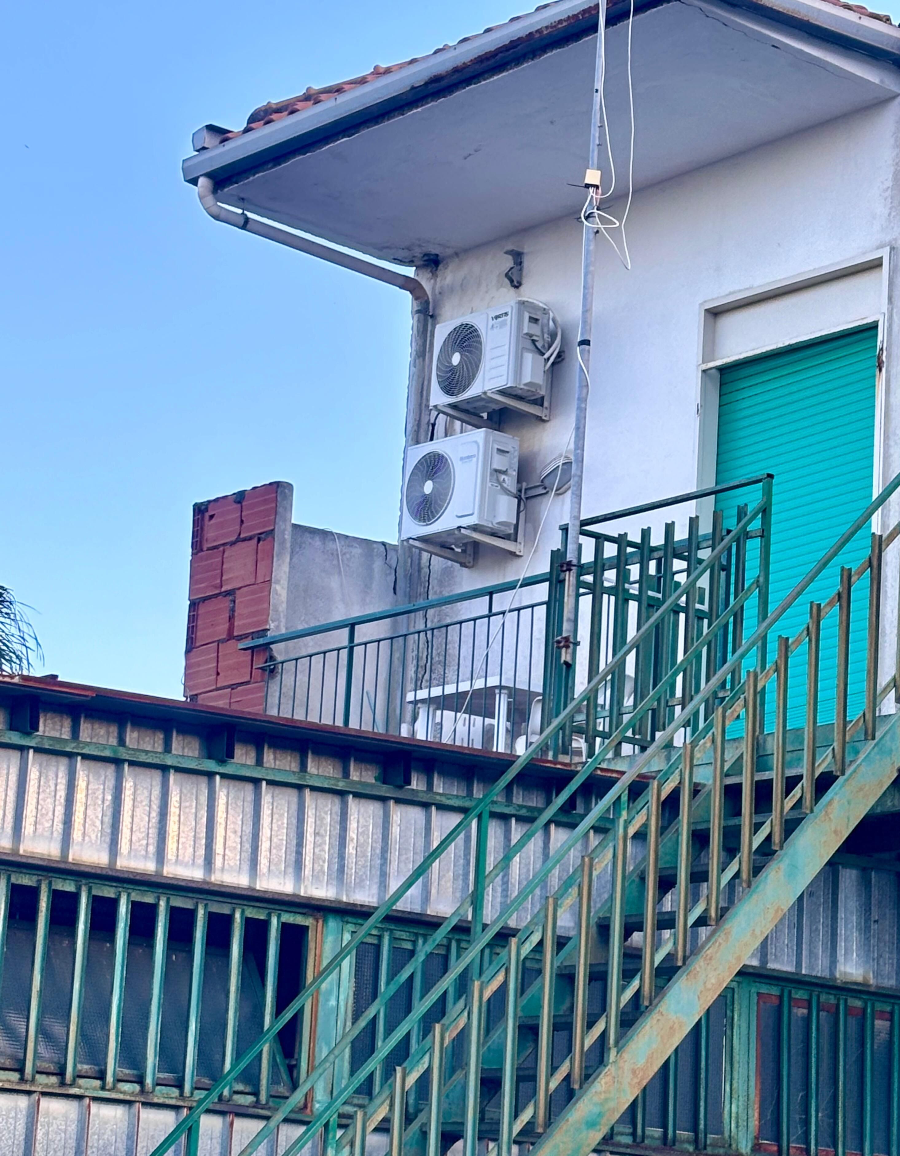 Casa, 4 quartos, para fumantes, sacada | Detalhe da fachada