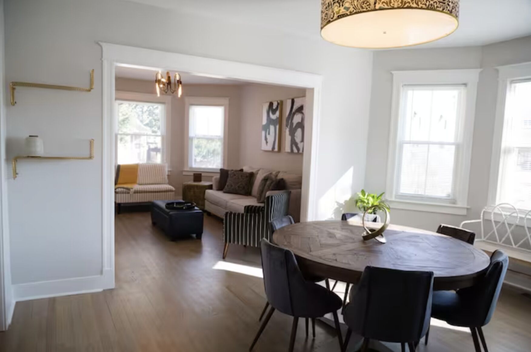 Newly renovated 2-bedroom flat in charming Forest Park, Pet Friendly!