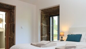 Unclassified image, 3 of 17, button - Casa Santa Marinha (Paredes de Coura)