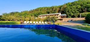 Una piscina al aire libre de temporada