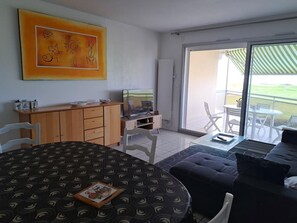 TV - Oceanfront Duplex with Golf View, Pool, 2 Bedrooms, 2 Bathrooms (Saint-Jean-de-Monts)