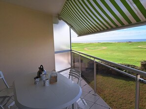 Outdoor dining - Oceanfront Duplex with Golf View, Pool, 2 Bedrooms, 2 Bathrooms (Saint-Jean-de-Monts)