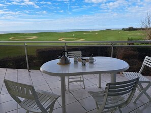 Outdoor dining - Oceanfront Duplex with Golf View, Pool, 2 Bedrooms, 2 Bathrooms (Saint-Jean-de-Monts)